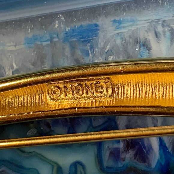 Monet Brooch in Gold plate, Elegant, Stamped - Picture 4 of 5